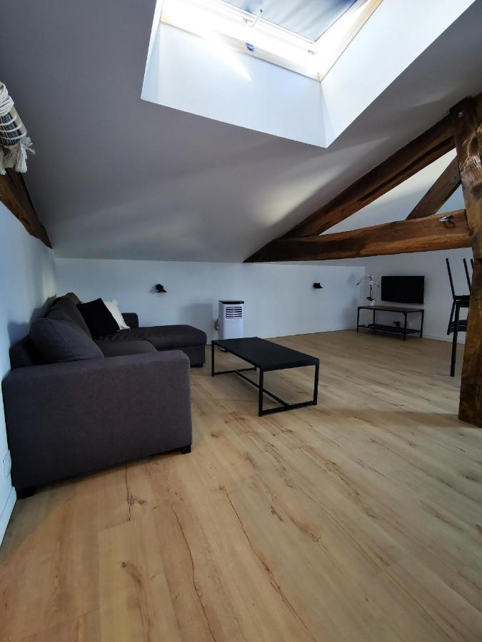 Appartement Neuf Climatise Sous Les Toits La Roche-Chalais Buitenkant foto